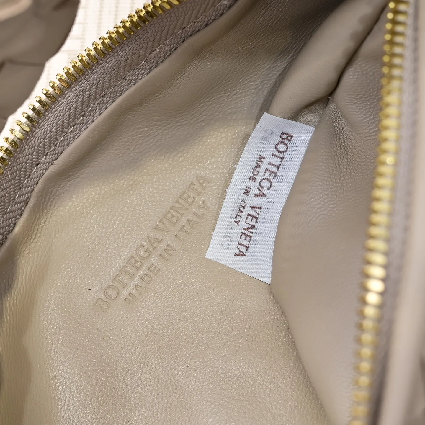 Batch 1120 BV Bottega Veneta's new early spring women's MINI JODIE handbag BV bag 🔥The new method is based on the original rounded corners, knotted with classic woven leather round hobo bag, The most iconic triangular pull-out design, using sheepskin draped soft shape, is super suitable for concave shapes~ Jodie feels really gentle to people, and is definitely the best item for daily matching. It has the same weave, new elements and twists, is compact and versatile, and is the new favorite of street style Internet celebrities! Size: 23x28x8 Model: 6699-1
